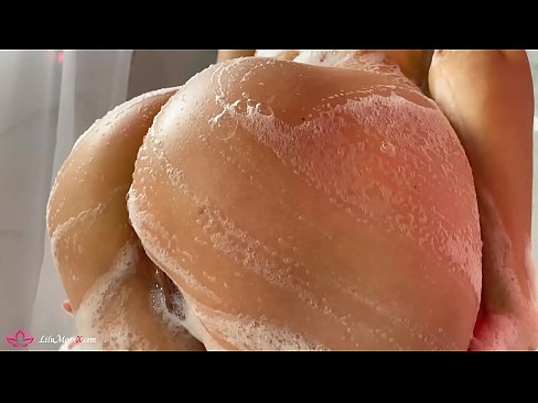 ❤️ Brunette o ipholla litho tsa botona kapa botšehali ho li khotsofatsa Pussy e nang le Vibrator ho ea ho Intense Orgasm in Shower ❤️  ❌
